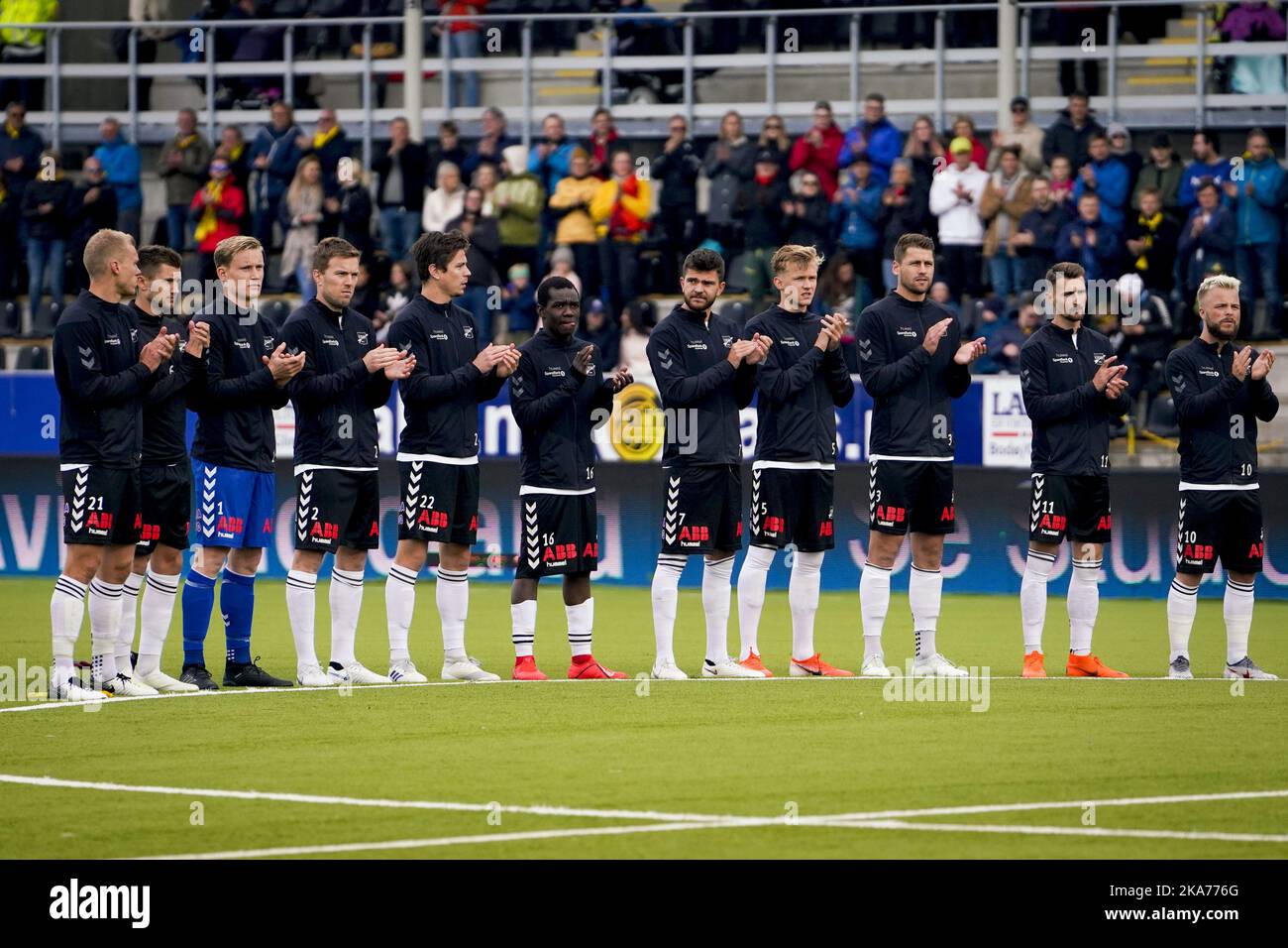 Ein Moment der Stille für Arild Berg vor dem Elitespiel im Fußball zwischen Bodø / Glimt und Odd am Aspmyra-Sonntag. Stockfoto