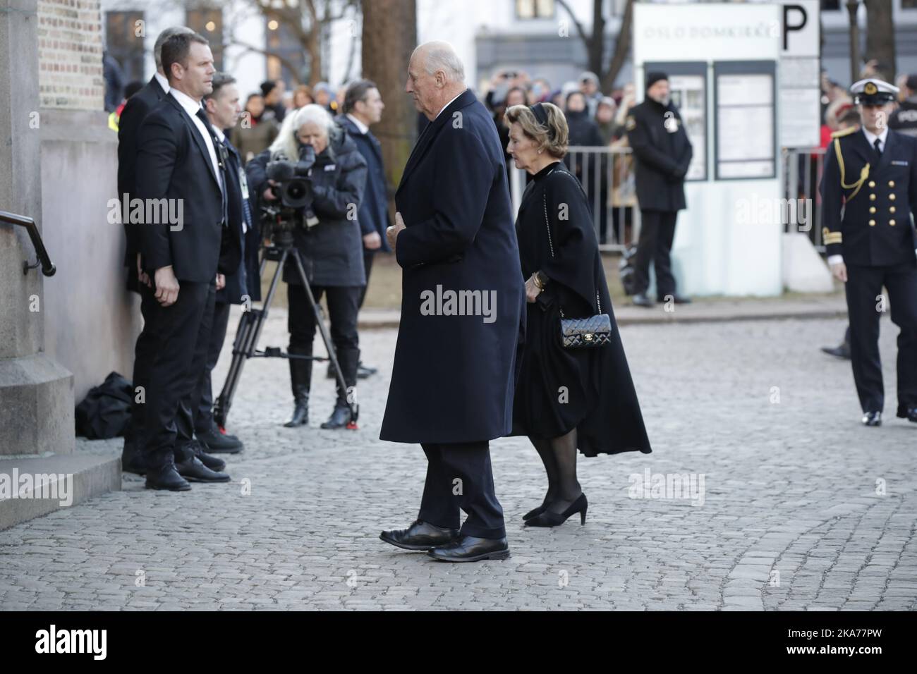 Oslo 20200103. Kong Harald Og dronning Sonja ankommer bisettelsen AV Ari Behn i Oslo domkirke. Foto: Vidar Ruud / NTB scanpix Stockfoto