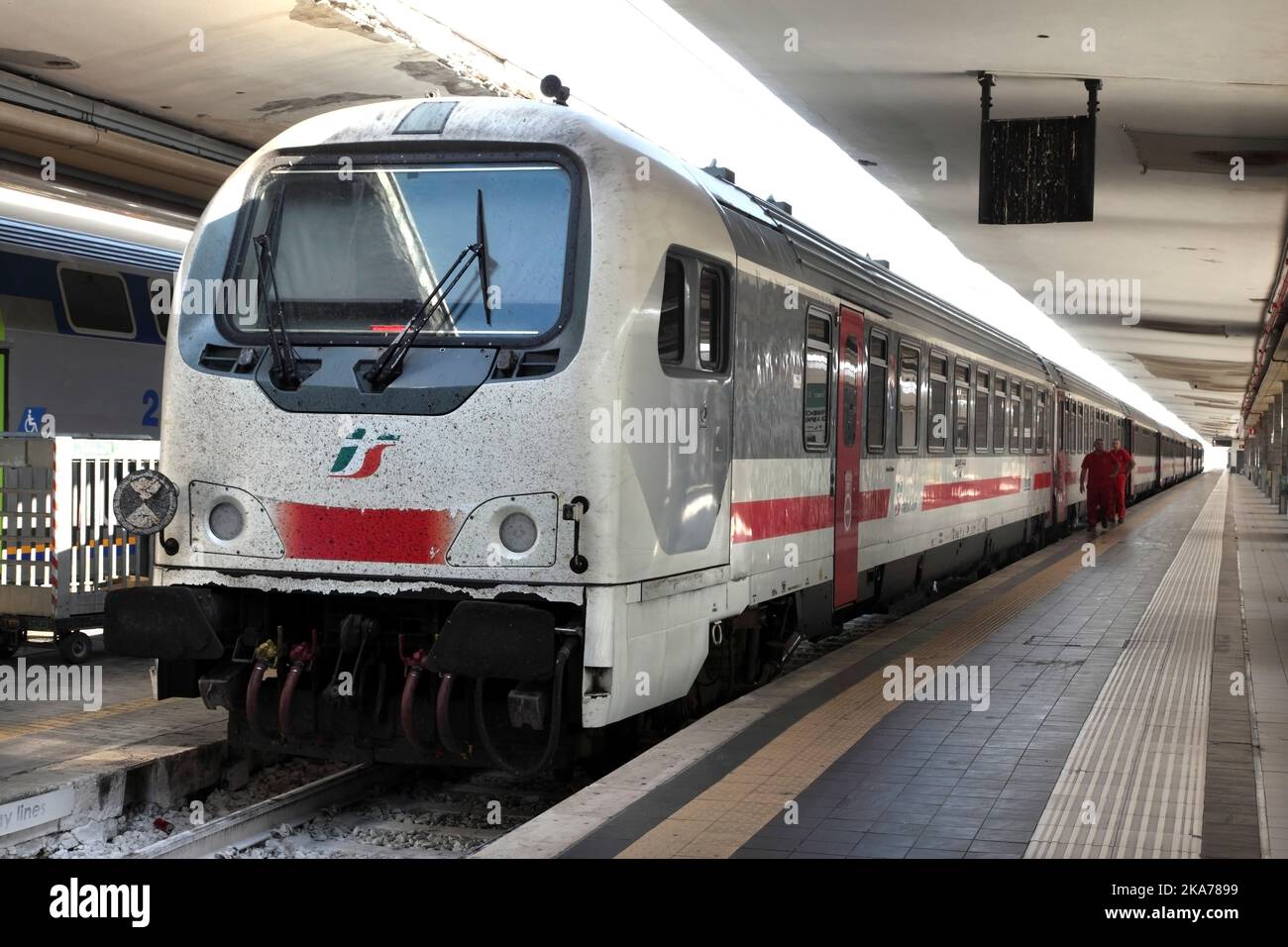 Italienische Eisenbahnen Typ Z1A Fernverkehrskontrollwagen am Hauptbahnhof von Neapel, Italien. Stockfoto