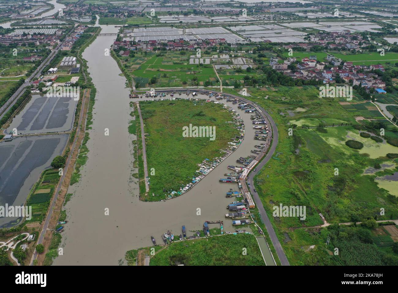 (200707) -- HUZHOU, 7. Juli 2020 (Xinhua) -- Luftfoto vom 7. Juli 2020 zeigt Fischerboote, die an einem sicheren Hafen im Dorf Huanlou im Bezirk Wuxing, Stadt Huzhou, ostchinesische Provinz Zhejiang festmachen. Das chinesische Hauptquartier für Hochwasserschutz und Dürrehilfe hat am Dienstag die Notfallmaßnahmen für die Hochwasserkontrolle von Stufe IV auf Stufe III aufgerüstet, da unaufhörliche Regengüsse in weiten Teilen des Landes weiterhin verheerende Schäden anrichteten. Das Hauptquartier sagte, dass es die lokalen Behörden anleiten würde, ihre Prognosefähigkeiten zu stärken, die Patrouille von Flüssen und Stauseen zu verbessern und ENSU Stockfoto