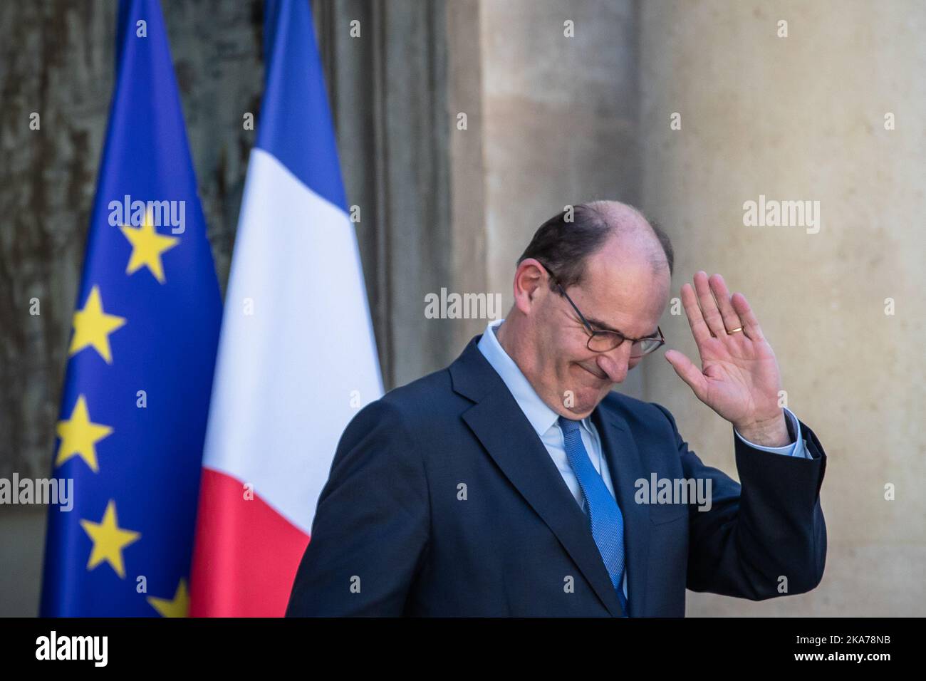 (200708) -- PARIS, 8. Juli 2020 (Xinhua) -- der französische Premierminister Jean Castex verlässt das Amt, nachdem der ministerrat am Elysee-Palast in Paris, Frankreich, am 7. Juli 2020 stattfand. Die französische Präsidentschaft hat am Montag eine neu zusammengestellte Regierung mit gemischten Profilen und alten und neuen Gesichtern enthüllt, um den neuen Weg zu beschreiten, den Präsident Emmanuel Macron in seinen verbleibenden zwei Jahren im Amt für den Wiederaufbau des Landes zugesagt hat. (Foto von Aurelien Morissard/Xinhua) Stockfoto