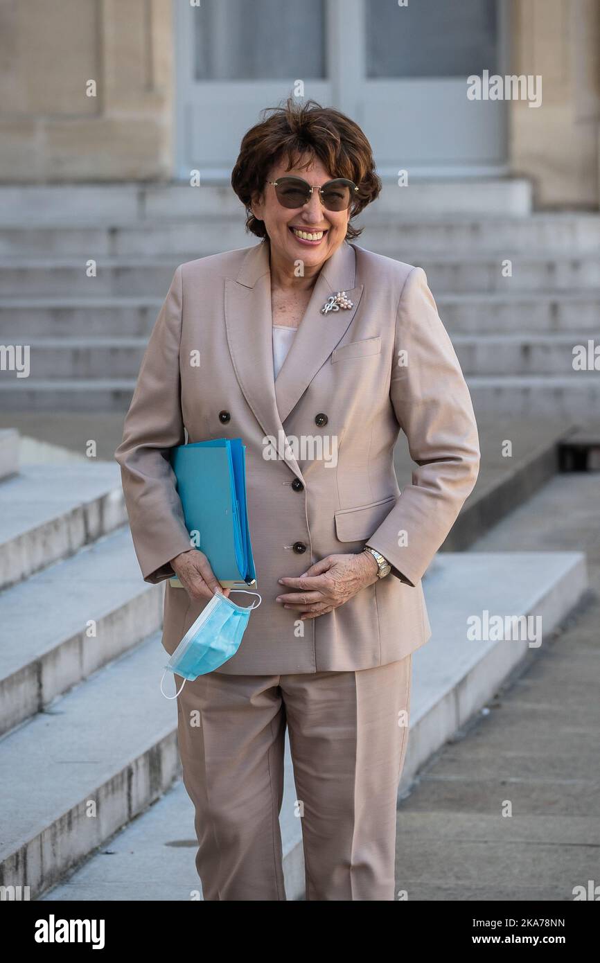 (200708) -- PARIS, 8. Juli 2020 (Xinhua) -- der französische Kulturminister Roselyne Bachelot kommt am 7. Juli 2020 zum ministerrat im Elysée-Palast in Paris, Frankreich. Die französische Präsidentschaft hat am Montag eine neu zusammengestellte Regierung mit gemischten Profilen und alten und neuen Gesichtern enthüllt, um den neuen Weg zu beschreiten, den Präsident Emmanuel Macron in seinen verbleibenden zwei Jahren im Amt für den Wiederaufbau des Landes zugesagt hat. (Foto von Aurelien Morissard/Xinhua) Stockfoto