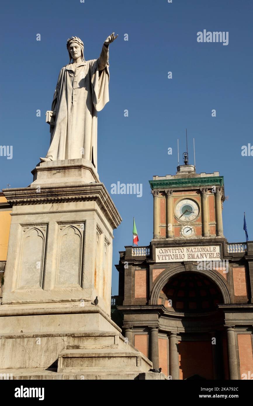 Denkmal für Dante Alighieri und die Convitto Nazionale Vittorio Emanuele II Schule, Piazza Dante, Neapel, Italien. Stockfoto