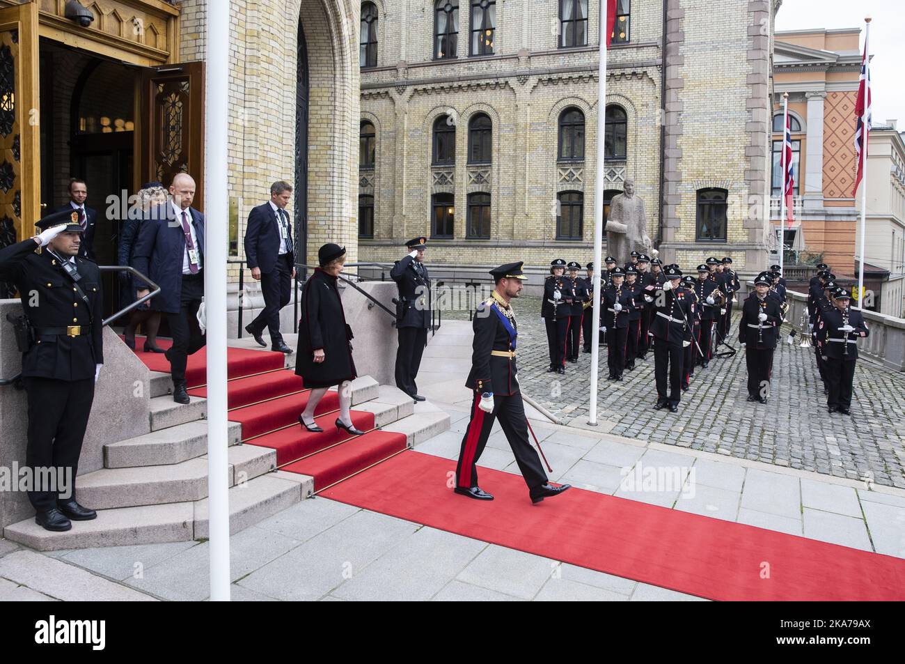 OSLO, NORGE 20201002. Stortingets hÃ¸ytidelige Ã¥pning den 2. oktober er historisk annerledes pÃ¥ grunn AV smittevernregler med FÃ¦rre til stede. Kronprins Haakon vorhergesagt den hÃ¸ytidelige Ã¥pningen da kong Harald er sykmeldt. Dronning Sonja Og kronprins Haakon forlater Stortinget Foto: Berit Roald / NTB Stockfoto
