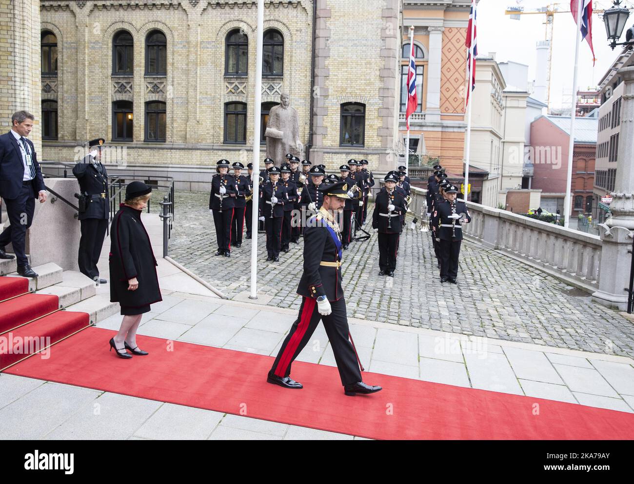 OSLO, NORGE 20201002. Stortingets hÃ¸ytidelige Ã¥pning den 2. oktober er historisk annerledes pÃ¥ grunn AV smittevernregler med FÃ¦rre til stede. Kronprins Haakon vorhergesagt den hÃ¸ytidelige Ã¥pningen da kong Harald er sykmeldt. Dronning Sonja Og kronprins Haakon forlater Stortinget Foto: Berit Roald / NTB Stockfoto