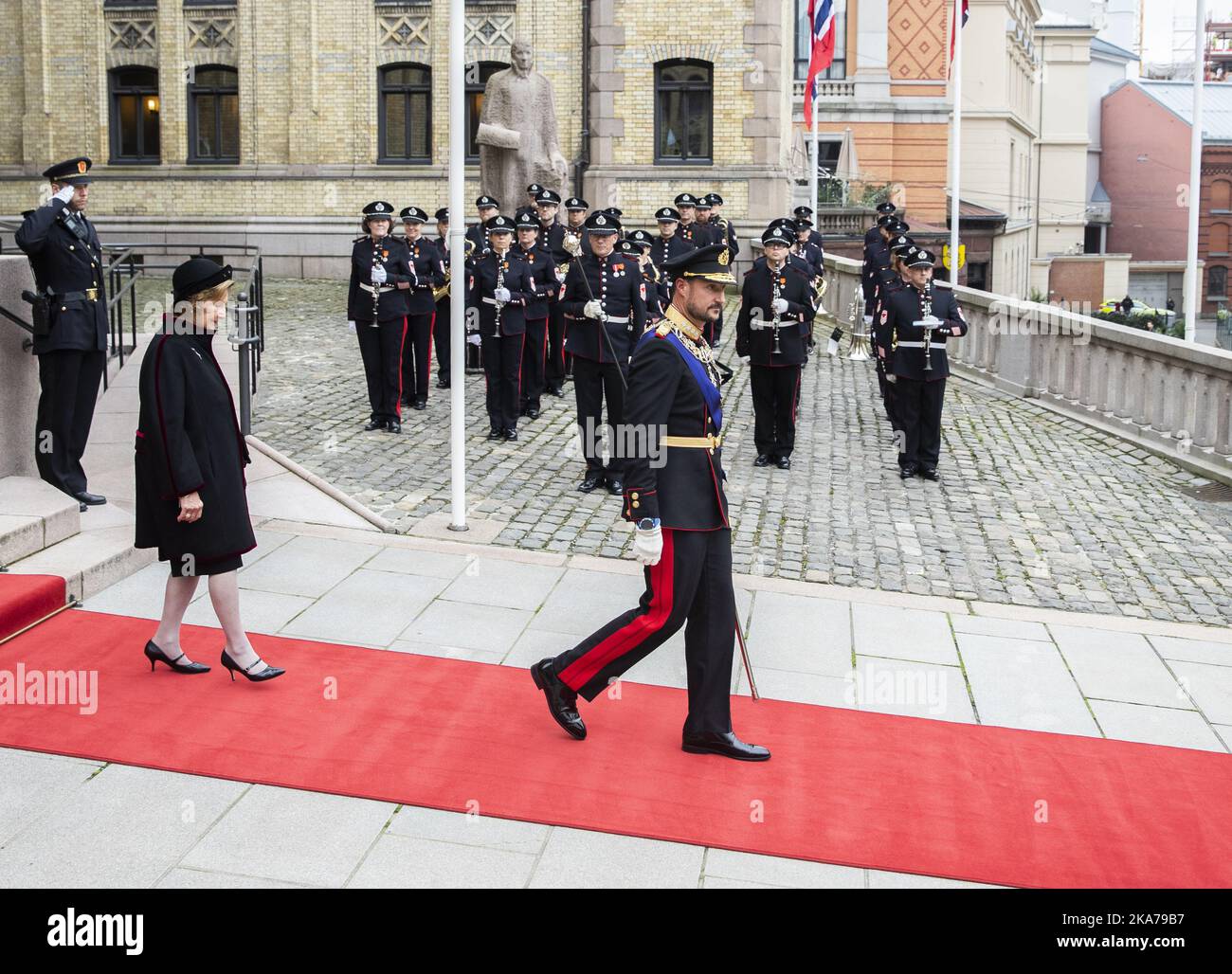 OSLO, NORGE 20201002. Stortingets hÃ¸ytidelige Ã¥pning den 2. oktober er historisk annerledes pÃ¥ grunn AV smittevernregler med FÃ¦rre til stede. Kronprins Haakon vorhergesagt den hÃ¸ytidelige Ã¥pningen da kong Harald er sykmeldt. Dronning Sonja Og kronprins Haakon forlater Stortinget Foto: Berit Roald / NTB Stockfoto