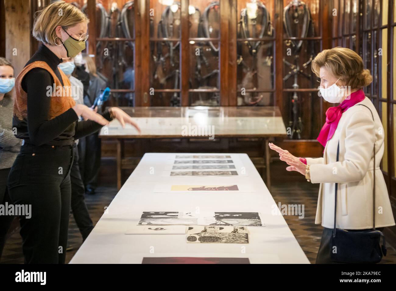 Oslo 20201102. Königin Sonja mit Gesichtsmaske Treffen Sie Kunststudenten der Oslo Academy of Arts während der Ausstellung Royal Palace + Munch in Dronning Sonja KunstStall (Qeen SonjaÂ´s Art Stable) in Oslo. Links ist die Kunststudentin Nanna Amstrup. Foto: Heiko Junge / NTB Stockfoto