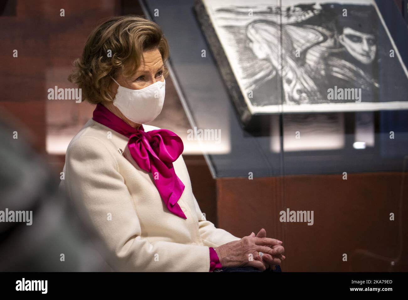 Oslo 20201102. Königin Sonja, die eine Gesichtsmaske trägt, lauscht während der Ausstellung Royal Palace + Munch in Dronning Sonja KunstStall (Qeen SonjaÂ´s Art Stable) in Oslo einem Gespräch über Kunst, Grafik und Edvard Munch mit Studenten der Oslo Academy of the Arts. Foto: Heiko Junge / NTB Stockfoto