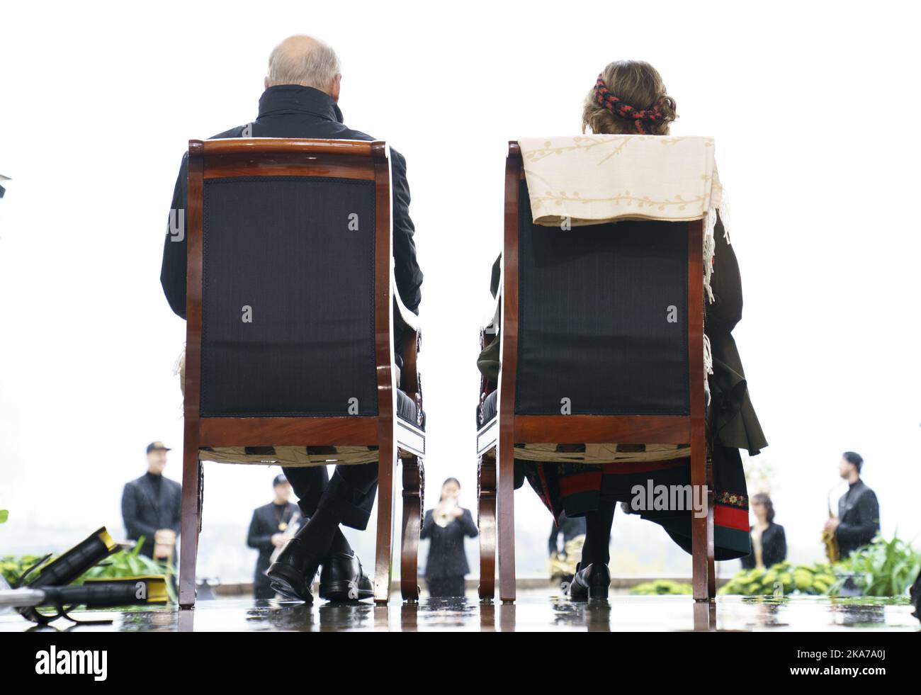 Oslo 20210510. König Harald und Königin Sonja besuchten Anfang der Woche ein Mini-Konzert mit BlÃ¥Semafian in Oskarshall. Foto: Torstein BÃ¸e / NTB Stockfoto