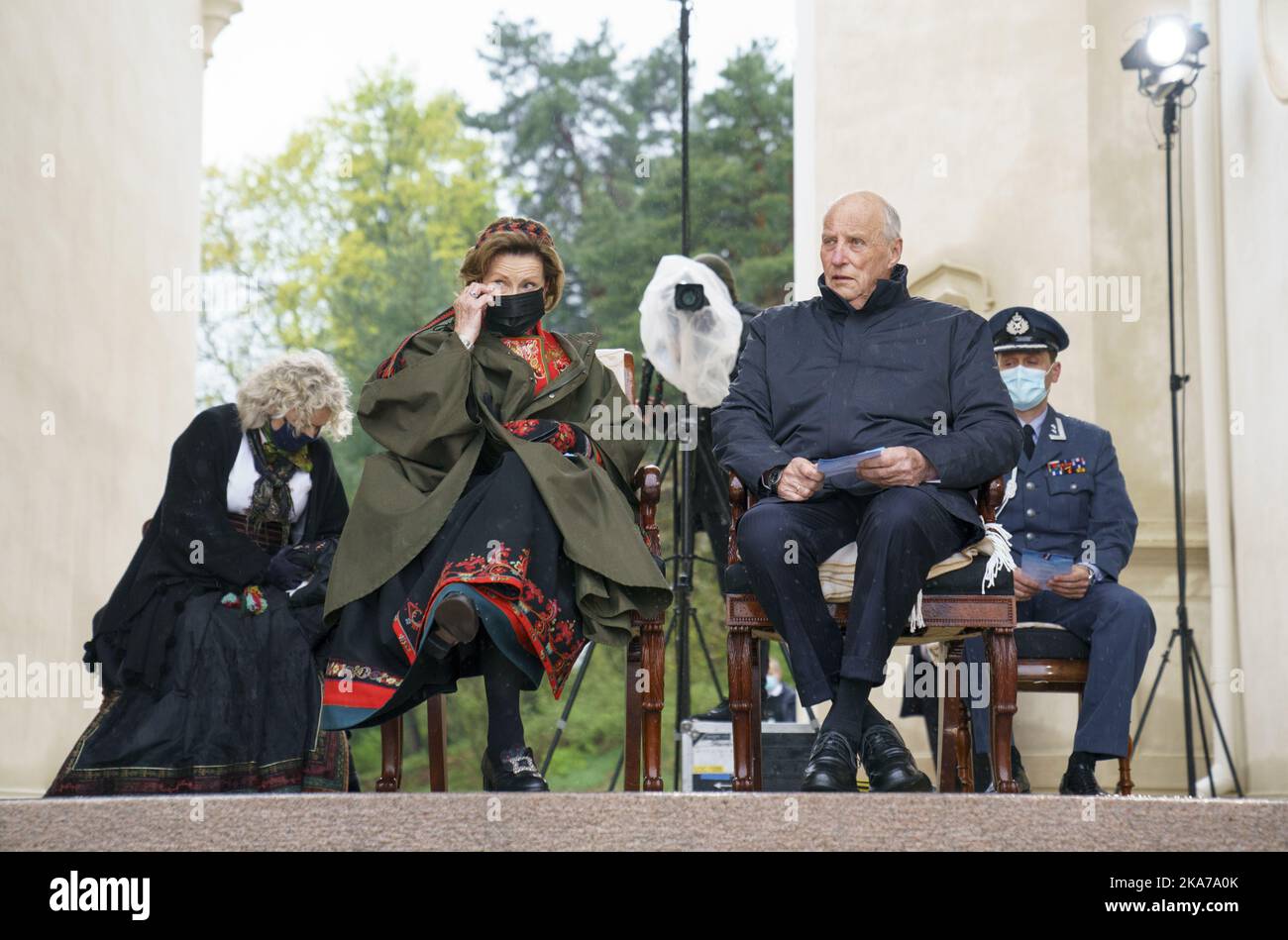 Oslo 20210510. König Harald und Königin Sonja besuchten Anfang der Woche ein Mini-Konzert mit BlÃ¥Semafian in Oskarshall. Foto: Torstein BÃ¸e / NTB Stockfoto