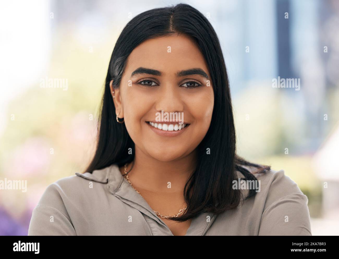 Portrait Lächeln Frau, glückliche Nahaufnahme im Büro und Kleinunternehmerin am Arbeitsplatz mit Glück. Marketing Startup Leader, Entrepreneur Management Stockfoto