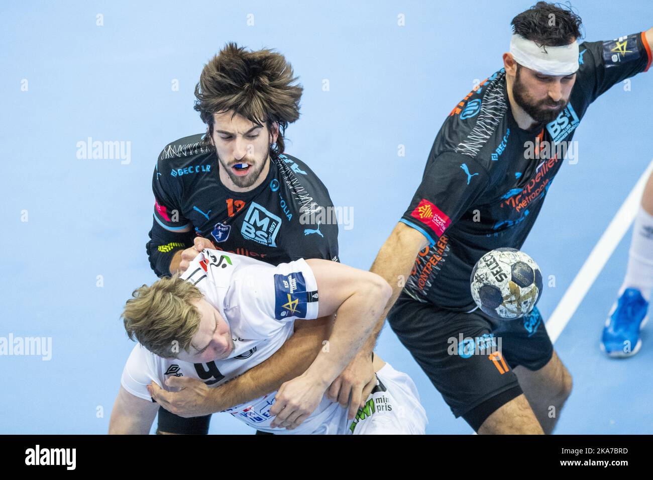 Elverum 20211117. Simen Holand Pettersen von Elverum und Julien Bos von Montpellier beim Handballspiel zwischen Elverum und Montpellier in der Terningen Arena. Foto: Annika Byrde / NTB Stockfoto