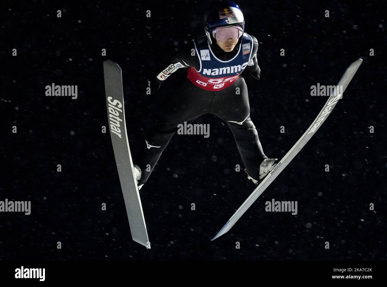 Lillehammer 20211205. Sara Takanashi (JPN) in der Qualifikation für die Damen-Weltmeisterschaft der Frauen HS140 in der Lysgaardsbakkene-Schanzenanlage in Lillehammer. Foto: Geir Olsen / NTB Stockfoto