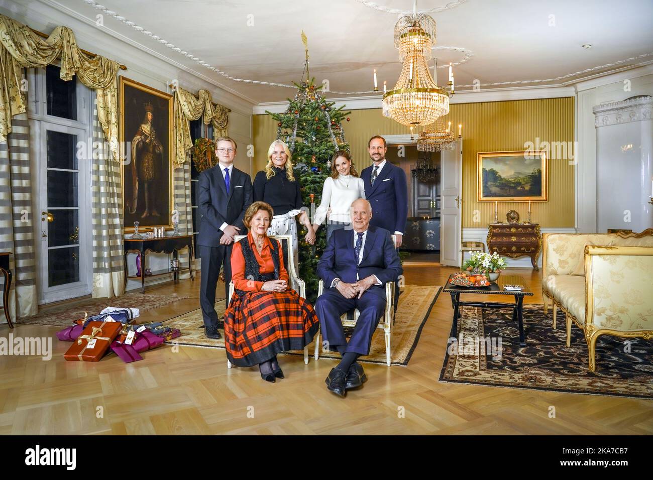 Oslo 20211220. König Harald (vorne, von rechts), Königin Sonja, Kronprinz Haakon (hinten, von rechts), Prinzessin Ingrid Alexandra, Kronprinzessin Mette-Marit und Prinz Sverre Magnus vor dem Weihnachtsbaum bei Bygdoey Kongsgaard in Oslo. Foto: Lise Aaserud / NTB Stockfoto