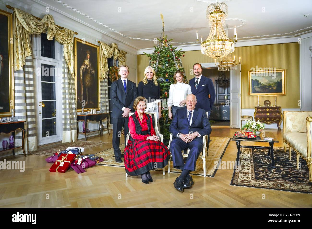 Oslo 20211220. König Harald (vorne, von rechts), Königin Sonja, Kronprinz Haakon (hinten, von rechts), Prinzessin Ingrid Alexandra, Kronprinzessin Mette-Marit und Prinz Sverre Magnus vor dem Weihnachtsbaum bei Bygdoey Kongsgaard in Oslo. Foto: Lise Aaserud / NTB Stockfoto