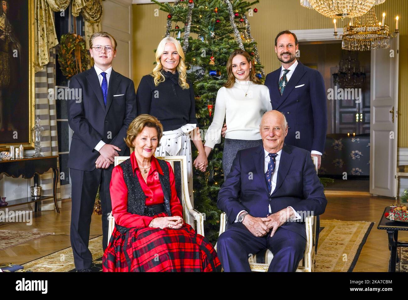 Oslo 20211220. König Harald (vorne, von rechts), Königin Sonja, Kronprinz Haakon (hinten, von rechts), Prinzessin Ingrid Alexandra, Kronprinzessin Mette-Marit und Prinz Sverre Magnus vor dem Weihnachtsbaum bei Bygdoey Kongsgaard in Oslo. Foto: Lise Aaserud / NTB Stockfoto