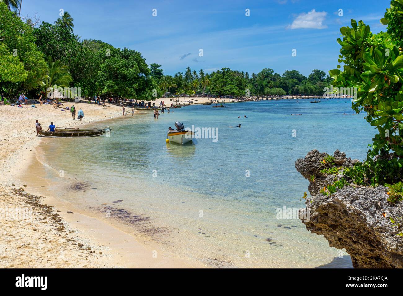 Tropischer Strand mit umsäumtem Korallenriff und Felsformationen, Kiriwina Island, Milne Bay Province, Papua-Neuguinea Stockfoto