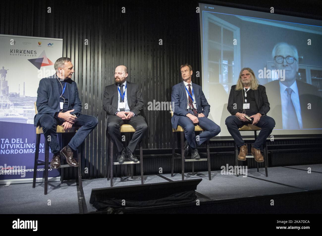 Kirkenes 20220223. Von links: Lars Peder Nordbakken von Civita, Mikko KÃ¤rnÃ¤ vom finnischen Parlament für die Zentrumspartei, Michael Mann, EU-Botschafter in der Arktis, Arne O. Holm, Redakteur für High North News und Kai Eide, ehemaliger NATO-Botschafter (digital) während der Kirkenes Conference 2022 im Thon Hotel in Kirkenes. Die Kirkenes-Konferenz diskutiert verschiedene Aspekte der grenzüberschreitenden, hohen Nordentwicklung von Wirtschaft und Gesellschaft. Foto: Annika Byrde / NTB Stockfoto