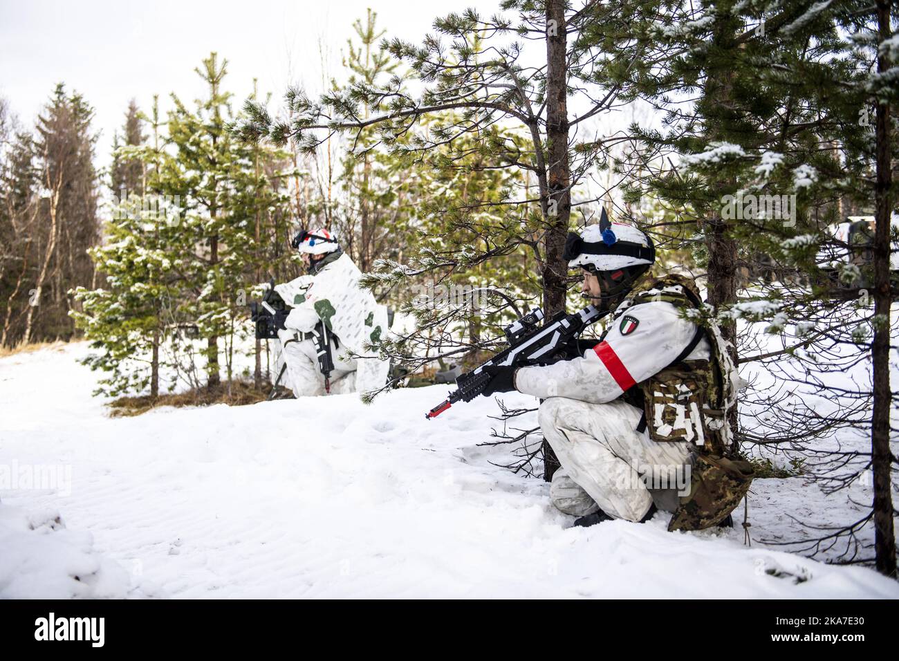 BrÃ¸stadbotn 20220324. Italienische Soldaten auf einem Beobachtungsposten außerhalb von Broestadbotn während der NATO-Übung Cold Response 2022. Foto: Annika Byrde / NTB Stockfoto