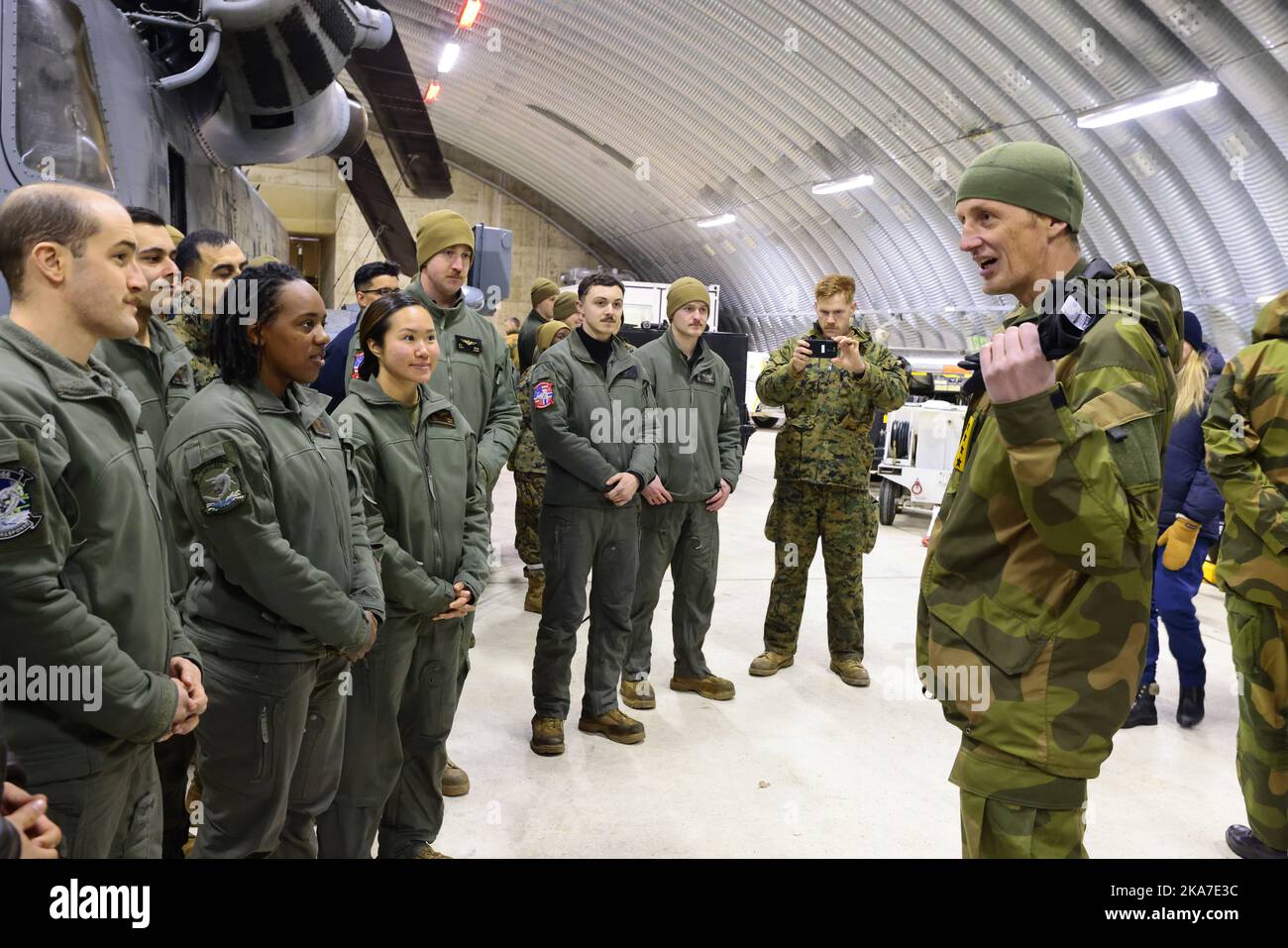 Bardufoss 20220327. Verteidigungschef Eirik Kristoffersen spricht mit US-Navy-Soldaten, die während der militärischen Übung der Cold Response 2022 in Inner Troms in einer Hubschraubereinheit in Bardufoss eingesetzt werden. Foto: Geir Olsen / NTB Stockfoto