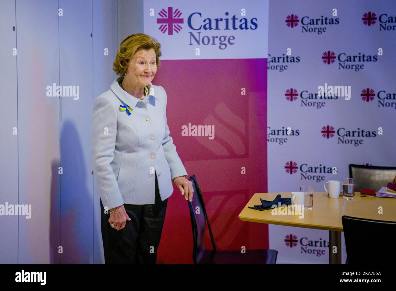 Oslo 20220401. Königin Sonja besucht die Caritas in Norwegen, um sich über die Arbeit der Caritas in der Ukraine, in den Nachbarländern und in Norwegen im Hinblick auf die Flüchtlinge zu informieren. Foto: Stian Lysberg Solum / NTB Stockfoto