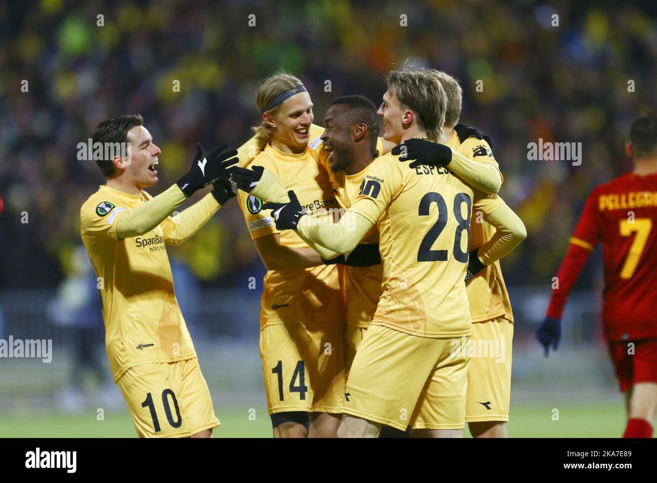 BodÃ¸ 20220407. Bodoe / Glimt's Hugo Vetlesen, Ulrik Saltnes, Brice Wembangomo Runar Espejord und Elias Kristoffersen Hagen freuen sich über den Treffer beim Viertelfinale der europäischen Konferenzliga zwischen Bodoe / Glimt und AS Roma im Aspmyra Stadium. Foto: Mats Torbergsen / NTB Stockfoto