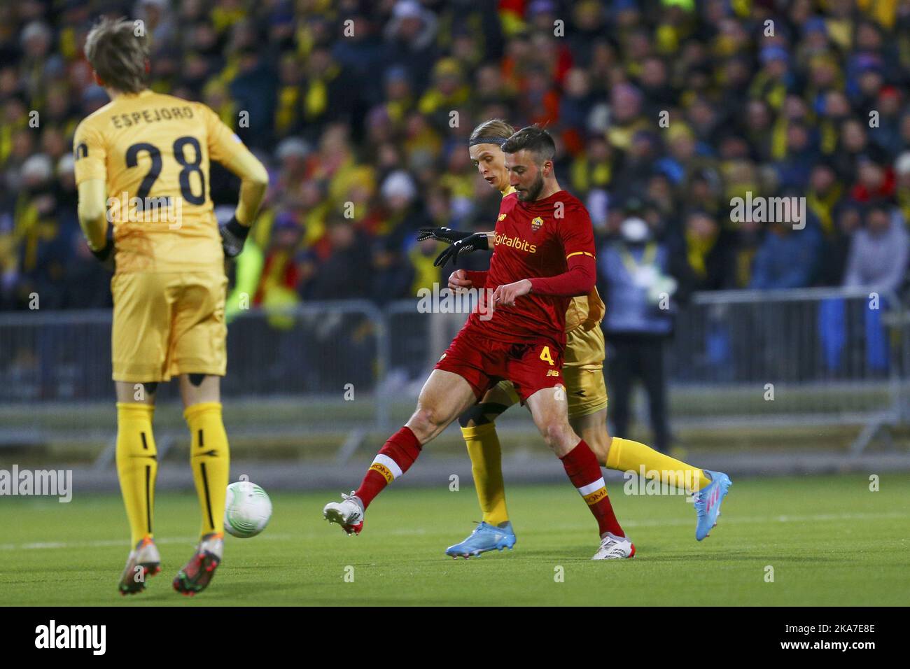 BodÃ¸ 20220407. Romas Bryan Cristante im Duell mit Bodoe / Glimt's Ulrik Saltnes während des viertelfinales der europa-Konferenz zwischen Bodoe / Glimt und AS Roma im Aspmyra-Stadion. Foto: Mats Torbergsen / NTB Stockfoto