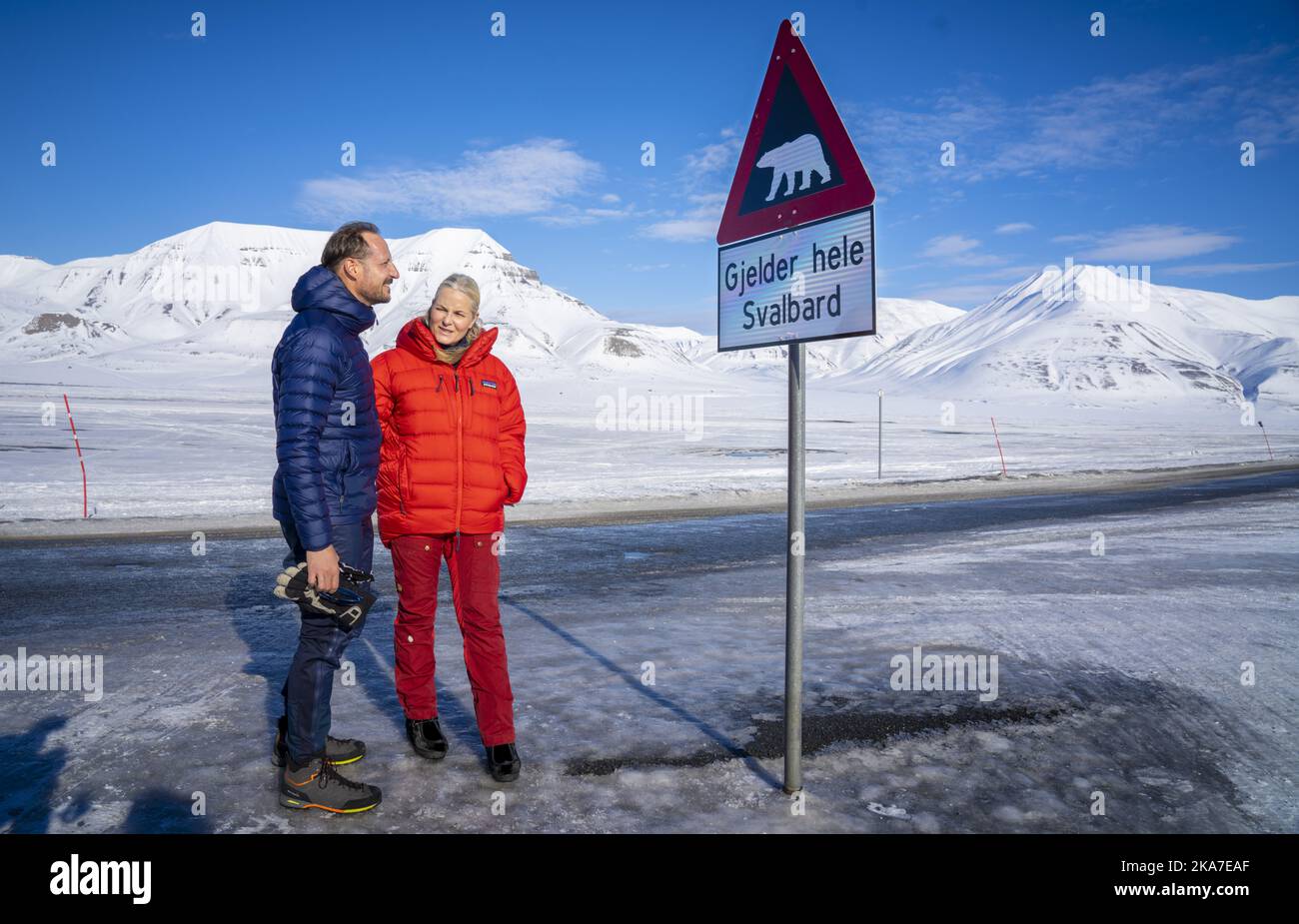 Longyearbyen, Svalbard 20220421. Kronprinz Haakon und Kronprinzessin Mette-Marit bei einer Warnung vor Eisbären während der Reise des Kronprinzenpaares nach Svalbard. Foto: Ole Berg-Rusten / NTB Stockfoto