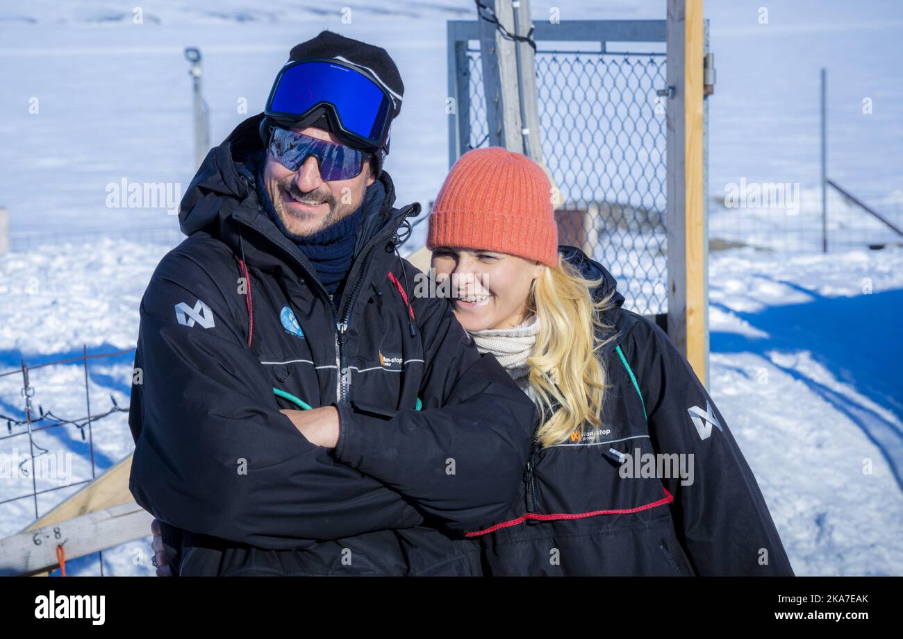 Longyearbyen, Svalbard 20220421. Kronprinz Haakon und Kronprinzessin Mette-Marit besuchten arktische Husky-Reisende außerhalb von Longyearbyen, wo sie eine Schlittenfahrt mit den Hunden während der County-Reise des Kronprinzenpaares nach Svalbard machten. Foto: Ole Berg-Rusten / NTB Stockfoto