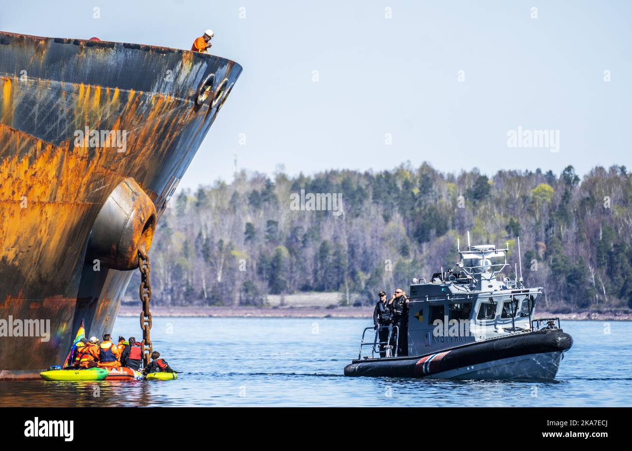 Aasgaardstrand 20220425. Greenpeace ergreift Maßnahmen gegen das Schiff USt Luga, das am Montagmorgen russisches Öl auf Ã…sgÃ¥rdstrand entladen wird. Foto: Ole Berg-Rusten / NTB Stockfoto