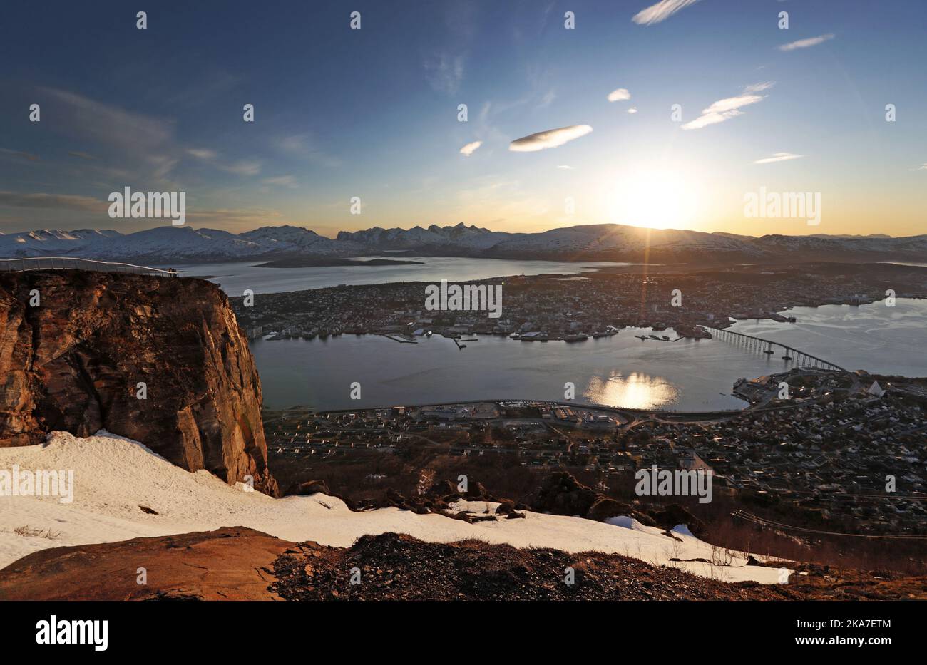 Tromsoe, Norwegen 20220523. Die Mitternachtssonne ist zurück in Tromsoe. Foto: Rune Stoltz Bertinussen / NTB Stockfoto