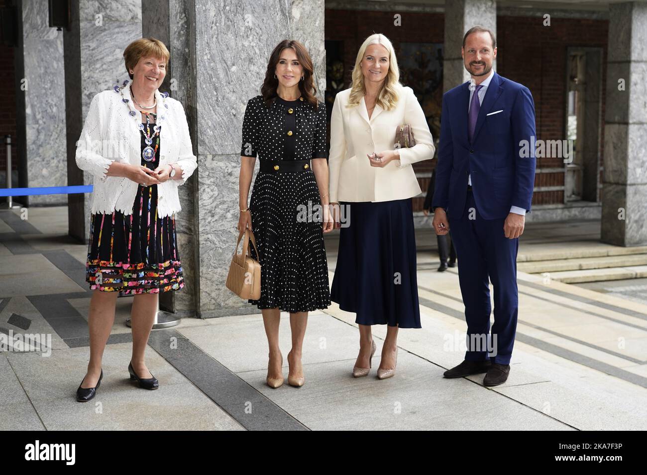 Oslo 20220610. (L-R) die Bürgermeisterin von Oslo, Marianne Borgen, Kronprinzessin Mary von Dänemark, Kronprinzessin Mette-Marit und Kronprinz Haakon von Norwegen kommen zu einem Seminar über die grünen Städte der Zukunft, dem Seminar, Dabei geht es um den norwegisch-dänischen Erfahrungsaustausch über konkrete Lösungen für die zukünftige grüne Stadtentwicklung und klimafreundliche Städte in Norwegen und Dänemark. Kronprinzessin Mary von Dänemark ist auf einem kurzen Besuch in Norwegen. Foto: Lise Aaserud / NTB Stockfoto