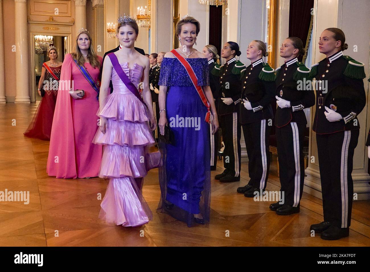 Oslo 20220617. Prinzessin Elisabeth und Königin Mathilde von Belgien in einer Prozession durch den Großen Saal vor dem Galadiner für Prinzessin Ingrid Alexandra am Freitag im Palast in Oslo. Prinzessin Ingrid Alexandra wurde am 21. Januar 2022 18 Jahre alt. Die Feierlichkeiten wurden aufgrund der Infektionslage und der damals geltenden Covid-19-Beschränkungen auf Juni verschoben. Foto: Lise Aaserud / NTB / POOL Stockfoto