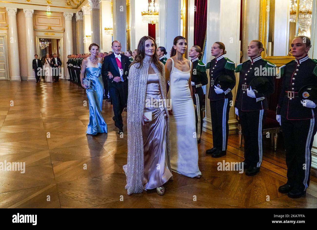 Oslo 20220617. Prinzessin Olimpia Preslavska (links) in einer Prozession durch den Großen Saal vor dem Galadiner für Prinzessin Ingrid Alexandra am Freitag im Palast in Oslo. Prinzessin Ingrid Alexandra wurde am 21. Januar 2022 18 Jahre alt. Die Feierlichkeiten wurden aufgrund der Infektionslage und der damals geltenden Covid-19-Beschränkungen auf Juni verschoben. Foto: Lise Aaserud / NTB Stockfoto