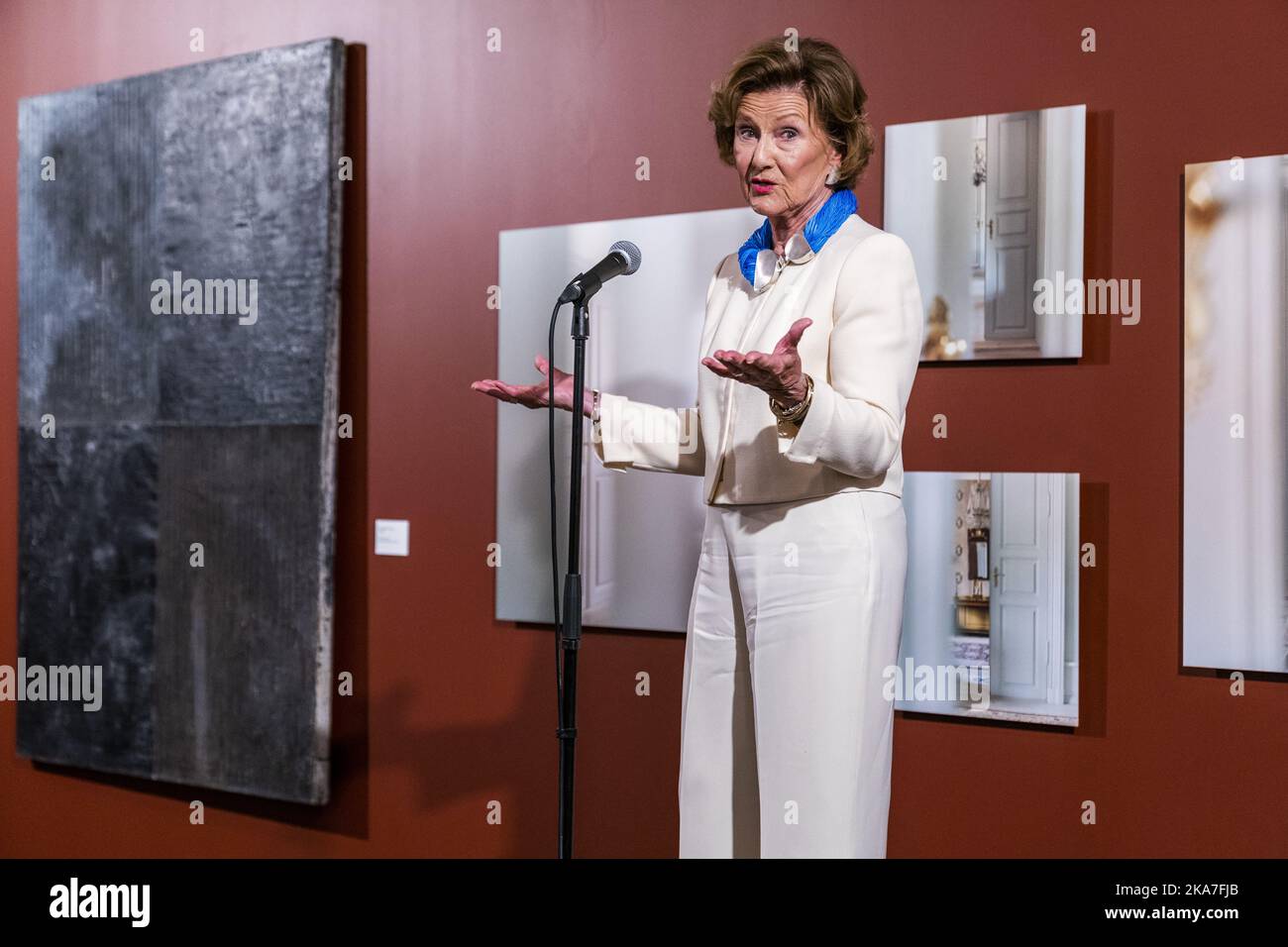 Oslo 20220622. Königin Sonja begrüßt jeden zur Eröffnung der Ausstellung "Offene Türen" in Dronning Sonja KunstStall am Mittwoch. Mehr als 100 Werke aus der privaten Kunstsammlung der Königin werden hier ausgestellt. Foto: Haakon Mosvold Larsen / NTB Stockfoto