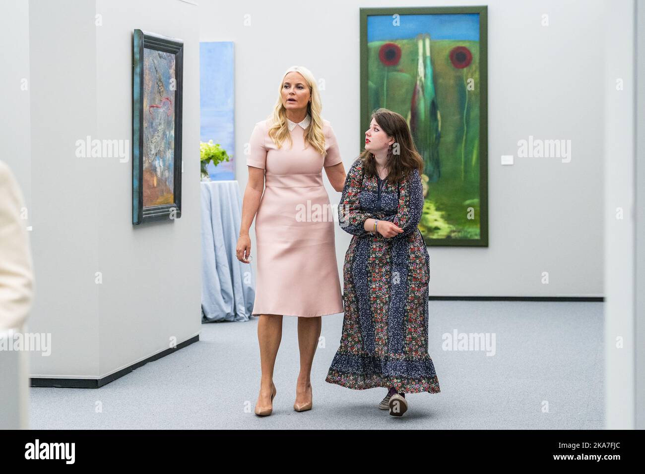 Oslo 20220622. Kronprinzessin Mette-Marit und Maud Angelica Behn sind am Mittwoch bei der Eröffnung der Ausstellung "Offene Türen" in Dronning Sonja KunstStall anwesend. Mehr als 100 Werke aus der Kunstsammlung von Königin Sonja sind hier zu sehen. Foto: Haakon Mosvold Larsen / NTB Stockfoto