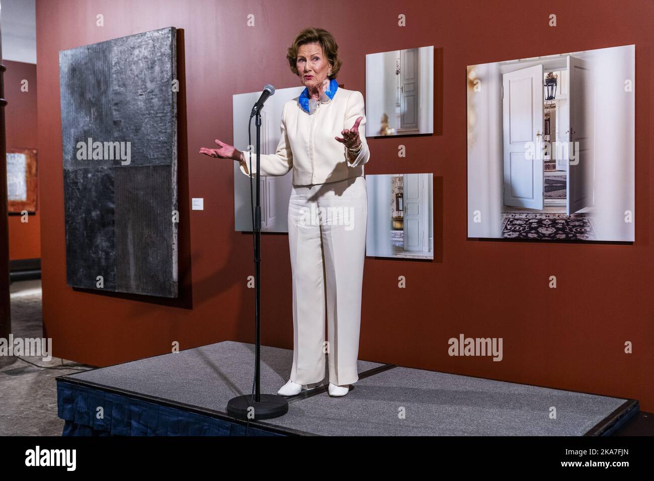 Oslo 20220622. Königin Sonja begrüßt jeden zur Eröffnung der Ausstellung "Offene Türen" in Dronning Sonja KunstStall am Mittwoch. Mehr als 100 Werke aus der privaten Kunstsammlung der Königin werden hier ausgestellt. Foto: Haakon Mosvold Larsen / NTB Stockfoto