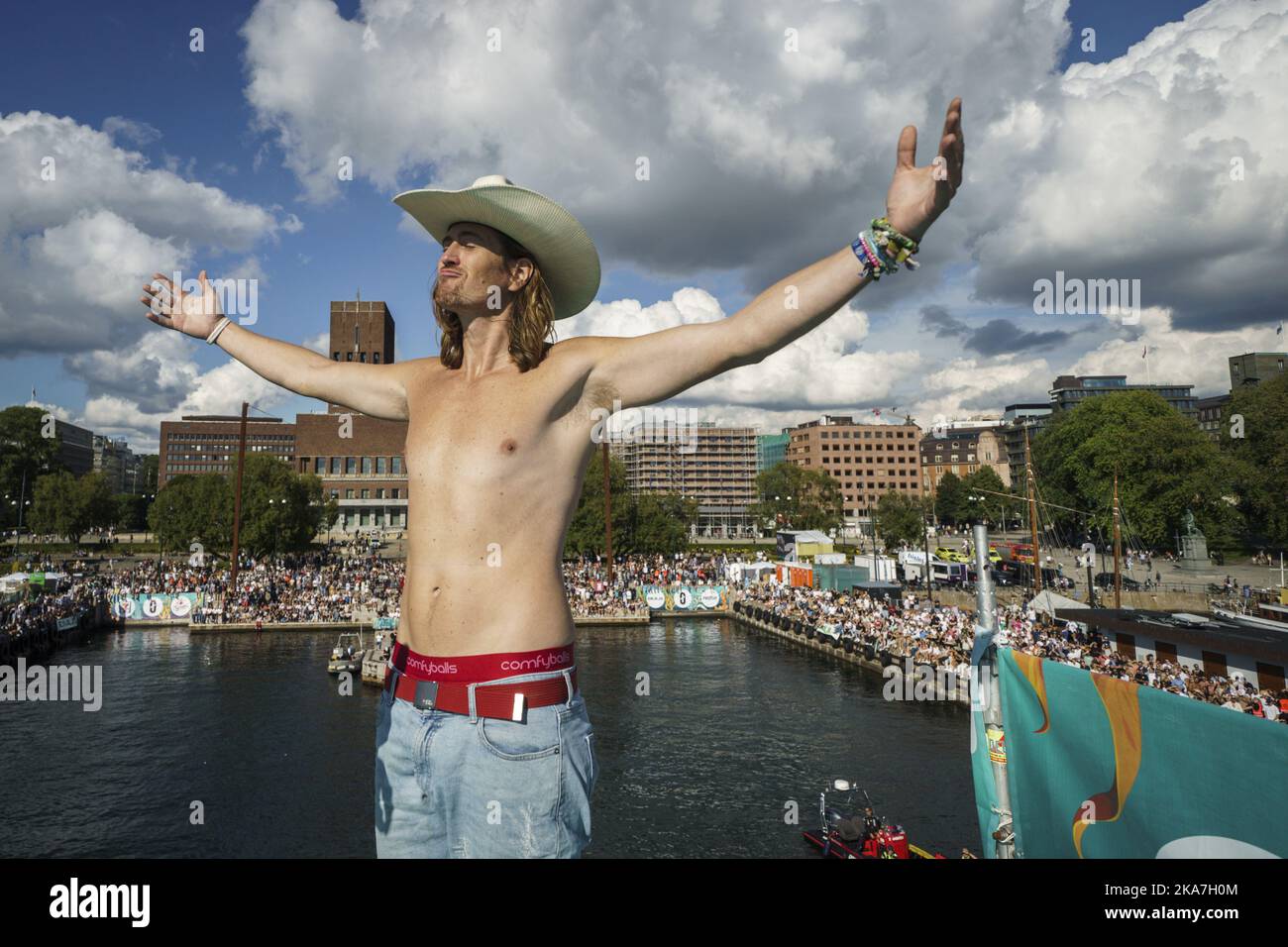 Oslo 20220827. Anders Rox Friberg bereitet sich auf den ersten Sprung in der DÃ¸ds 2022, auch DÃ¸ds Weltmeisterschaft genannt, in Raadhuskaia in Oslo vor. Foto: Heiko Junge / NTB Stockfoto