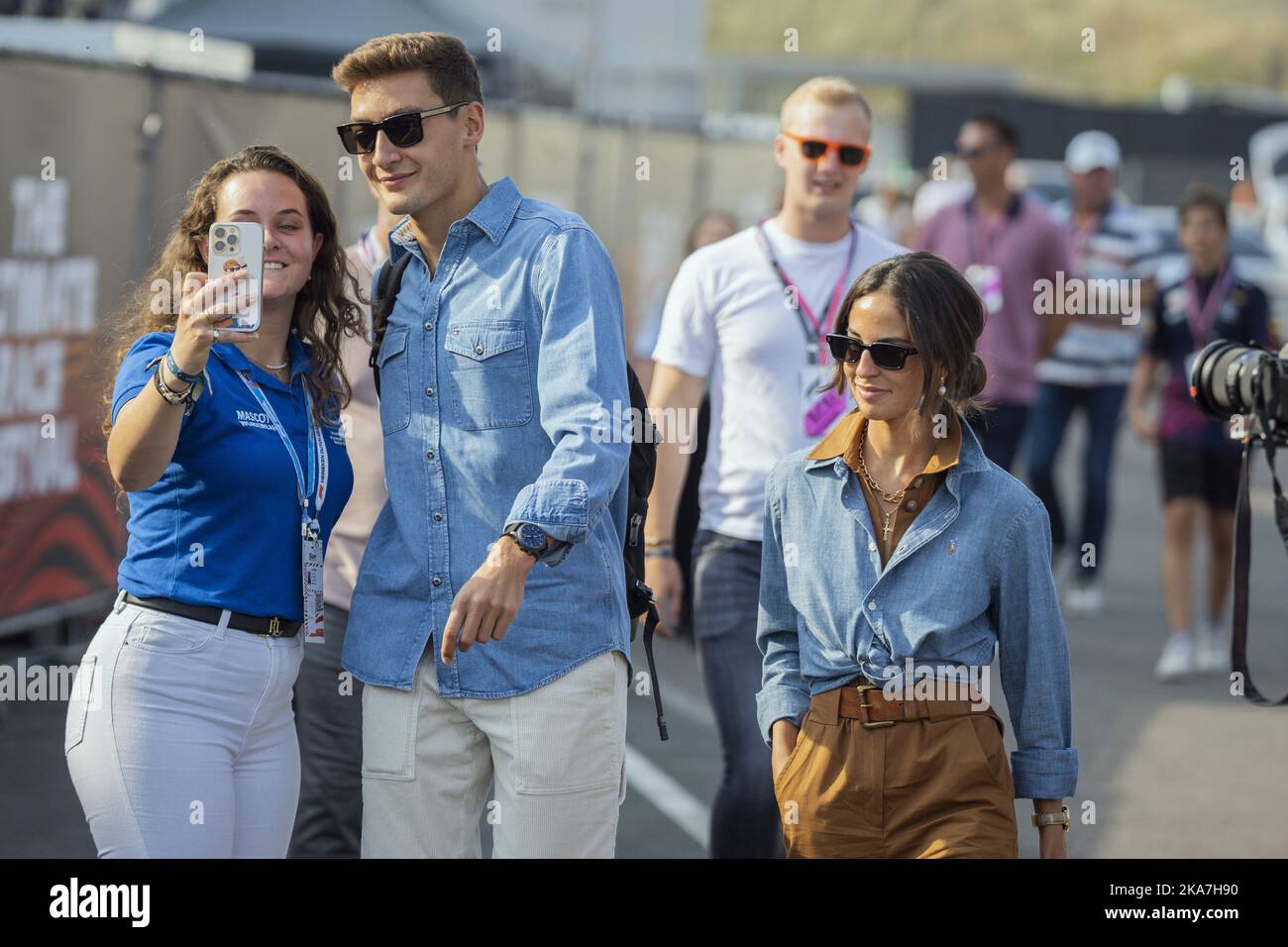 Zandvoort, Niederlande 20220904. George Russel von Mercedes und seiner Freundin Carmen Montero Mundt vor dem Hauptrennen des F1 15.. Rennens auf dem Zandvoort Circuit. Foto: Beate Oma Dahle / NTB Stockfoto