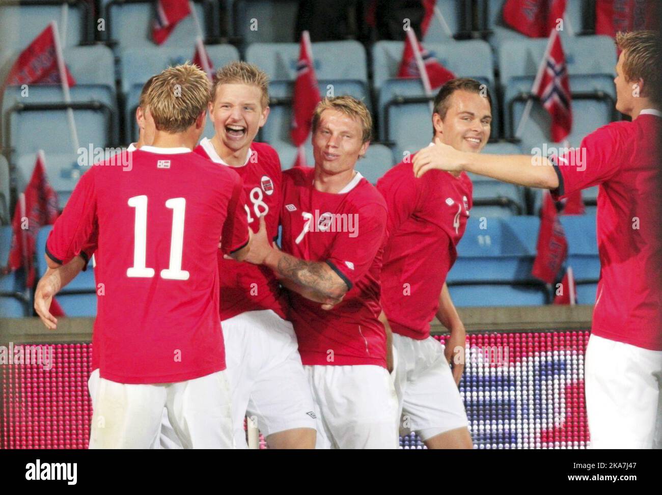 Norways Erik Huseklepp (zweiter links) feiert mit seinen Teamkollegen das zweite Tor des Spiels Stockfoto