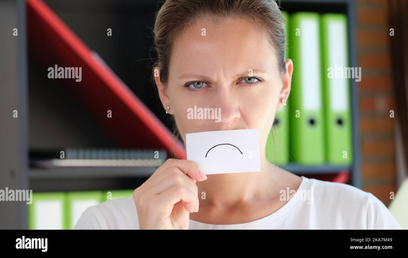 Frau bedeckt Gesicht mit Papier traurig Emoticon Symbol Stockfotografie