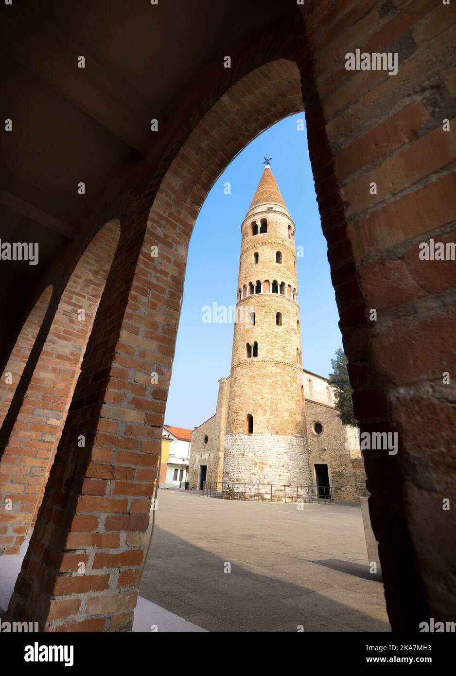 Duomo di Caorle Torre e Chiesa cattedrale retrostante durante giornata di Sole e cielo blu Stockfoto