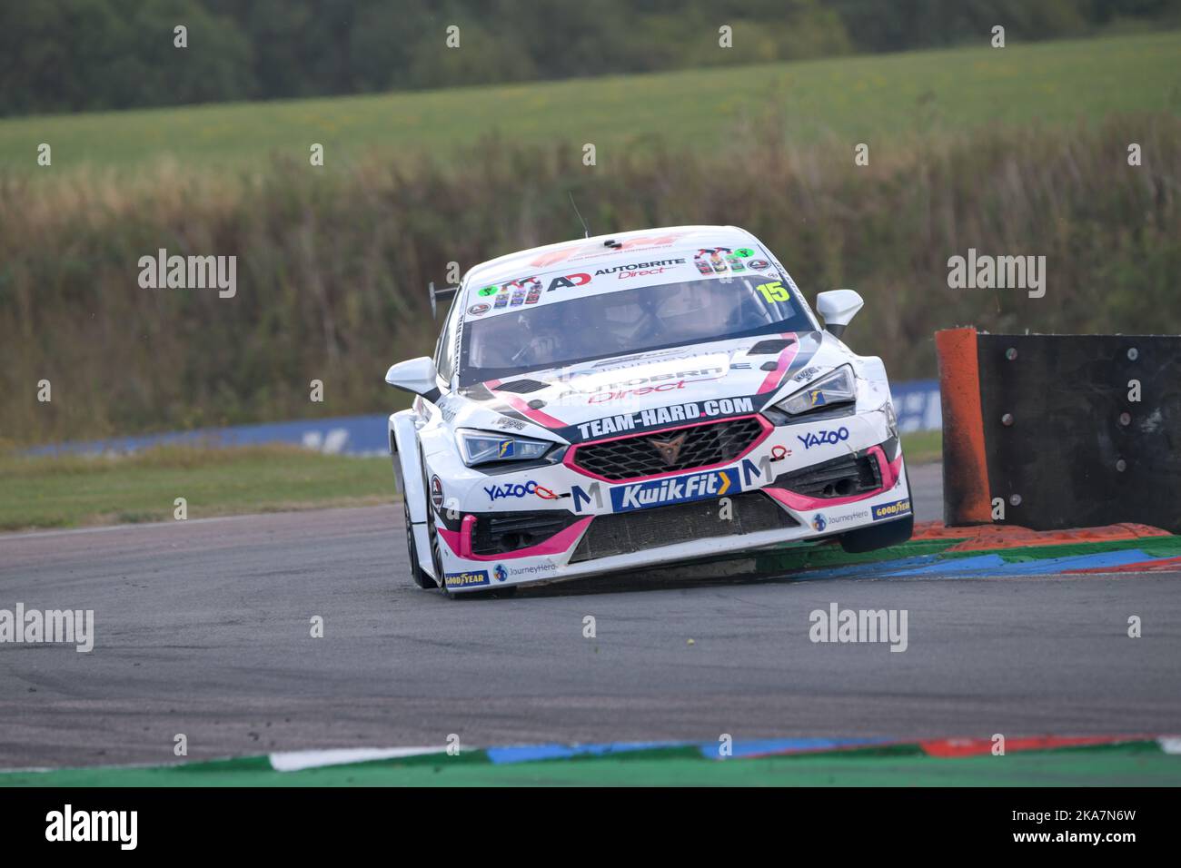 Team Hard Racing, Thruxton Rennstrecke 2022 Gastfahrer Tom Oliphant fliegt über die Schikane Nummer 15 in der BTCC, britische Tourenauto-Meisterschaft Stockfoto