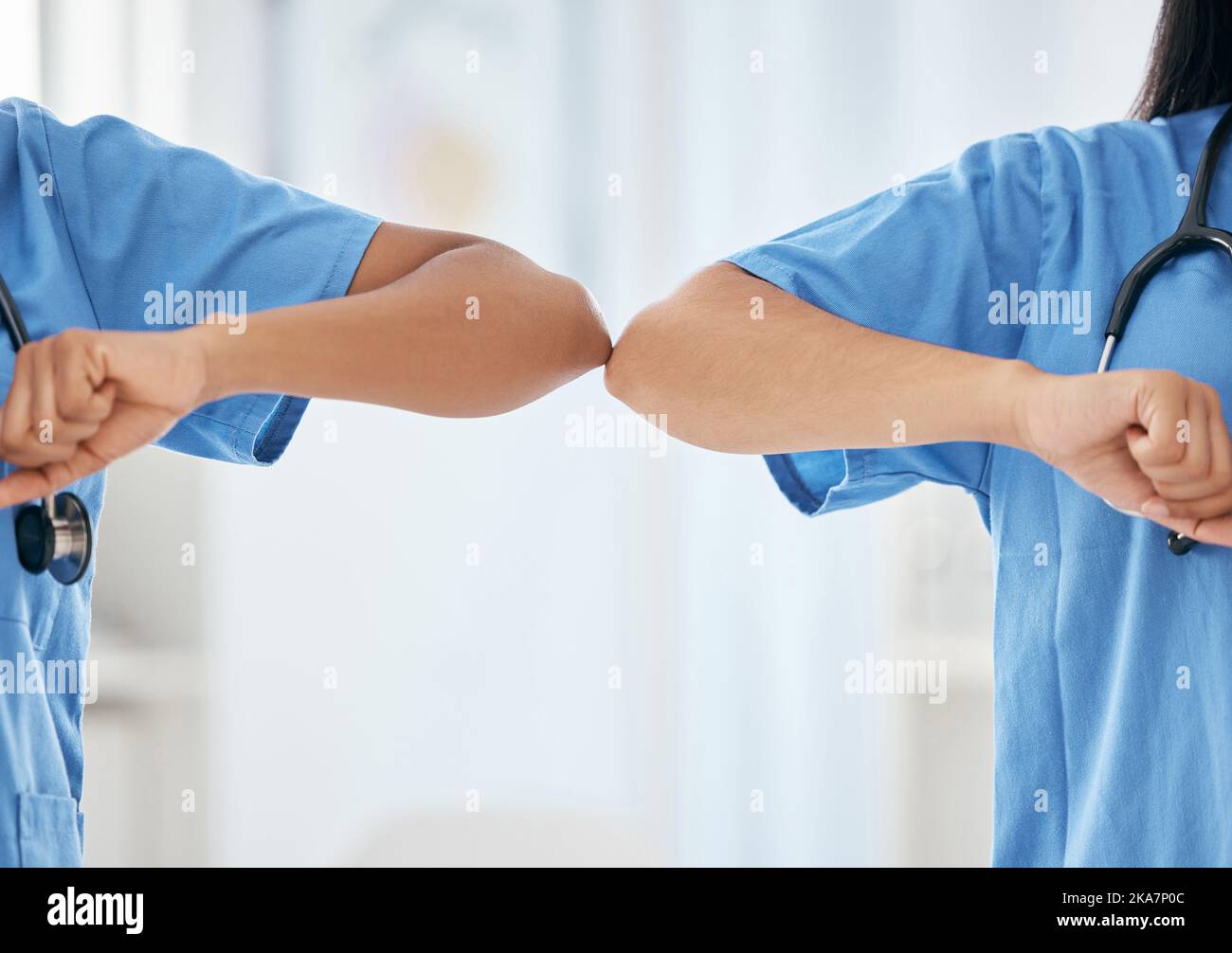 Krankenschwester, Gesundheitsfürsorge und Ellenbogen begrüssen Ärzte im Krankenhaus oder in der Klinik. Soziale Distanzierung, Teamarbeit und Pflegepersonal berühren die Ellbogen Stockfoto