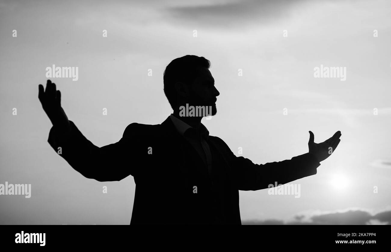 Persönliches Leistungsziel. Mann Silhouette auf Himmel Hintergrund. Zuversichtlich Geschäftsmann mit erhobenen Händen. Tägliche Motivation. Genießen Sie das Leben und die Natur. Busi Stockfoto