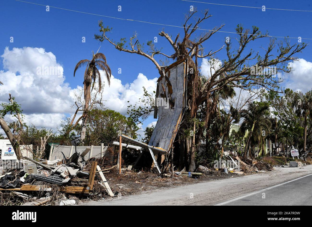 Sanibel Island, Usa. 31. Oktober 2022. Ein Monat nach Hurrikan Ian, der als Hurrikan der Kategorie 4 landet, werden in einem Baum entlang der Straße in Sanibel Island, Florida, Trümmer aus einem Haus gesehen. Der Sturm verursachte schätzungsweise $67 Milliarden versicherte Schäden und mindestens 127 stürmbedingte Todesfälle in Florida. Kredit: SOPA Images Limited/Alamy Live Nachrichten Stockfoto