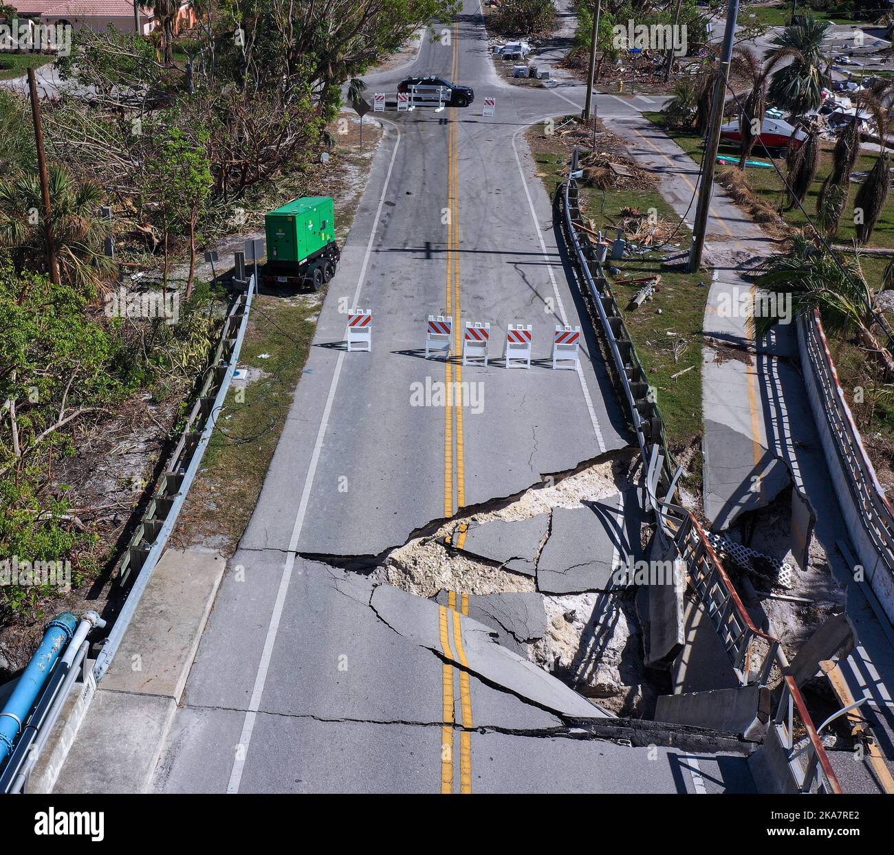 Sanibel Island, Usa. 31. Oktober 2022. (ANMERKUNG DER REDAKTION: Aufnahme mit Drohne)Eine teilweise eingestürzte Brücke ist in dieser Luftaufnahme in Sanibel Island, Florida, über einen Monat nach Hurrikan Ian, der als Hurrikan der Kategorie 4 landettert wurde, zu sehen. Der Sturm verursachte schätzungsweise $67 Milliarden versicherte Schäden und mindestens 127 stürmbedingte Todesfälle in Florida. Kredit: SOPA Images Limited/Alamy Live Nachrichten Stockfoto