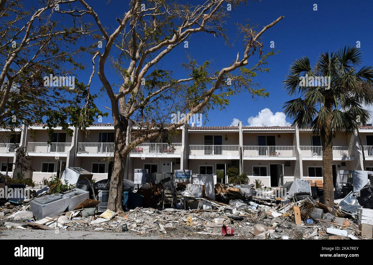 Sanibel Island, Usa. 31. Oktober 2022. Trümmer aus den Seawind Wohnanlagen werden entlang der Straße in Sanibel Island, Florida gesehen, über einen Monat nachdem Hurrikan Ian als ein Kategorie 4 Hurrikan landtete. Der Sturm verursachte schätzungsweise $67 Milliarden versicherte Schäden und mindestens 127 stürmbedingte Todesfälle in Florida. Kredit: SOPA Images Limited/Alamy Live Nachrichten Stockfoto