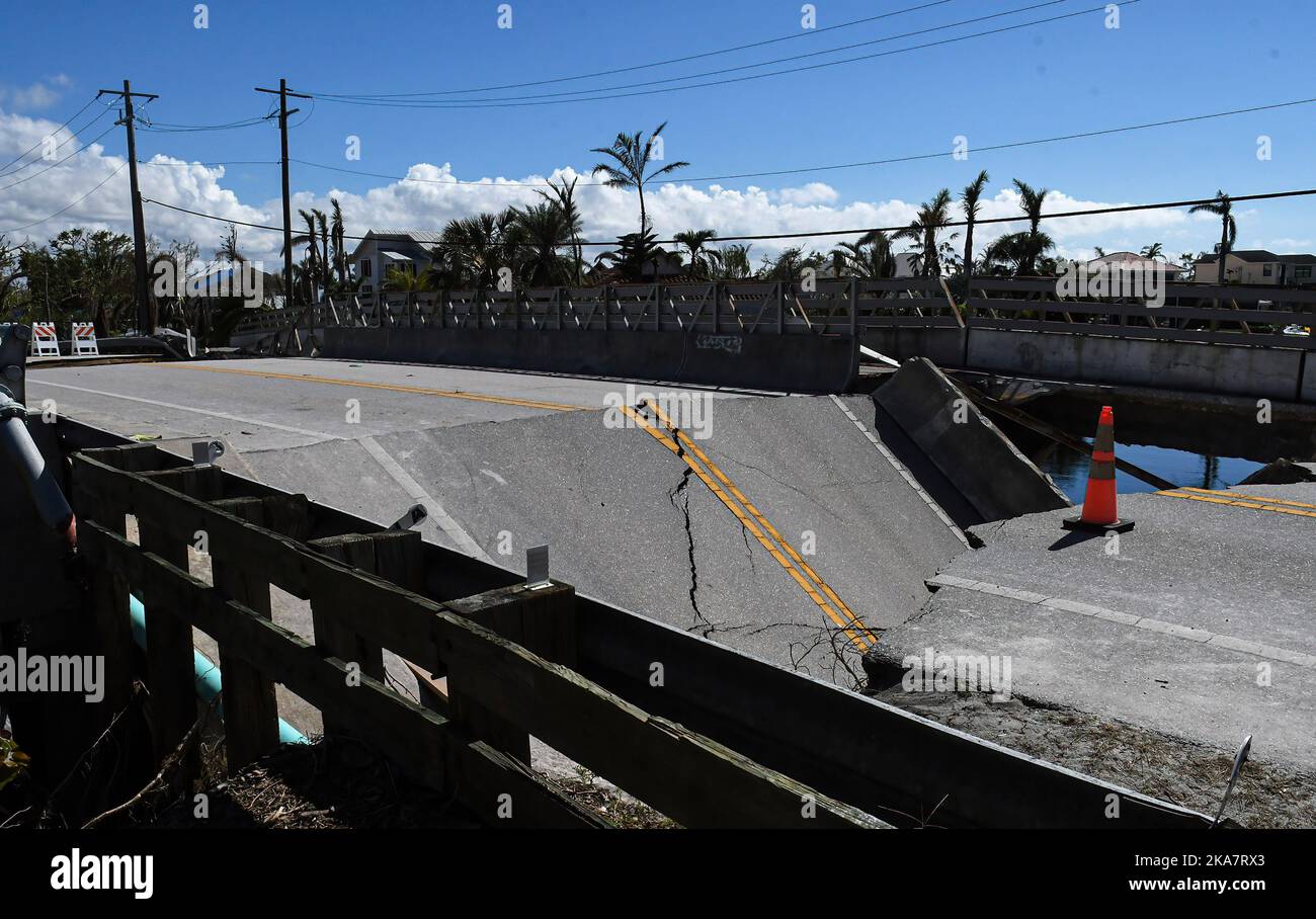 Sanibel Island, Usa. 31. Oktober 2022. Eine teilweise eingestürzte Brücke wird in Sanibel Island, Florida, gesehen, über einen Monat nachdem Hurrikan Ian als Hurrikan der Kategorie 4 landeinstürzte. Der Sturm verursachte schätzungsweise $67 Milliarden versicherte Schäden und mindestens 127 stürmbedingte Todesfälle in Florida. (Foto von Paul Hennessy/SOPA Images/Sipa USA) Quelle: SIPA USA/Alamy Live News Stockfoto