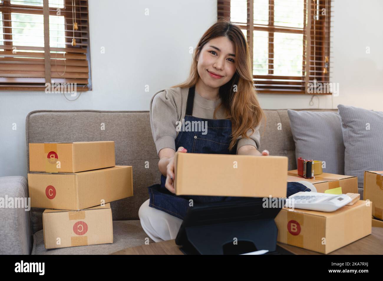 Asiatische Frau Freiberufler kmu-Geschäft Online-Shopping Arbeiten mit Paketbox zu Hause - KMU-Geschäft Online-und Lieferkonzept Stockfoto